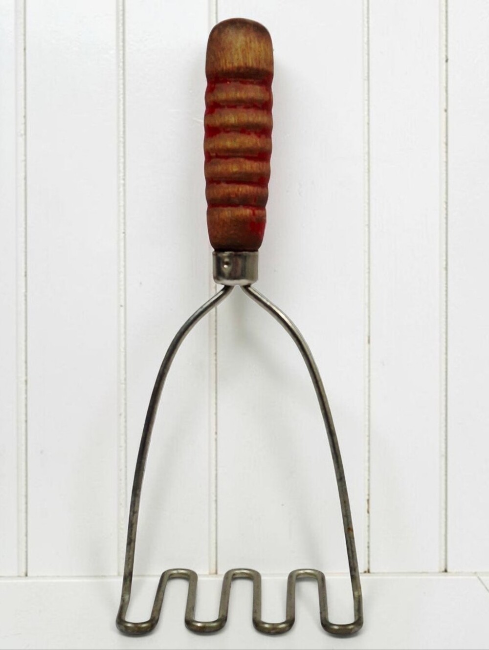 Vintage Red Wavy Potato Masher Grooved Handle Farmhouse Grandmacore Kitchen Tool
